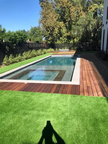 בניית דק מסביב לבריכה